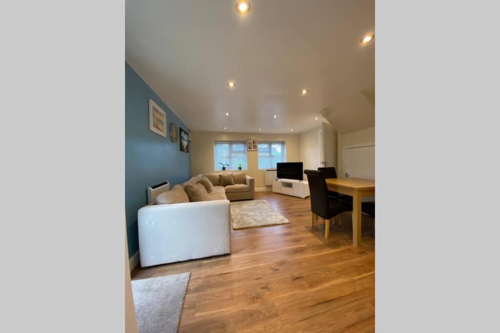 Entire 2-Bedroom Home By Weghomes Rochester  Extérieur photo